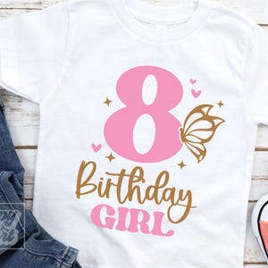 Könnte beinhalten: Weißes T-Shirt mit einer pinkfarbenen Zahl Acht und goldenem Text, der "8th Birthday Girl" mit einer goldenen Schmetterlingsgrafik sagt.