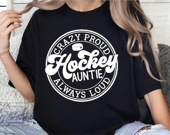 Tía de hockey loca, orgullosa y siempre ruidosa SVG - Elegante hasta que cae el disco - Tía divertida PNG - Era de la vida de la tía de hockey - No me toques el disco