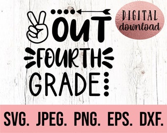 Op de afbeelding: Zwart-wit grafisch ontwerp met de tekst "Out the Fourth Grade" en een vredesteken. De tekst "Digitaal downloaden" staat in een roze cirkel. De tekst "SVG, JPEG, PNG, EPS, DXF" staat onderaan de afbeelding.