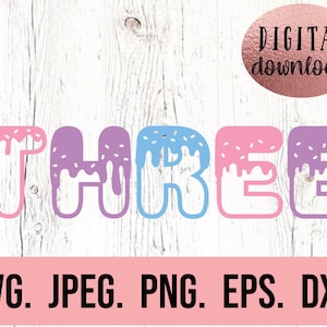 Op de afbeelding: Een digitale download van een grafisch ontwerp met het woord "DRIE" in kleurrijke letters met een glazuur- en sprenkelontwerp. De letters zijn roze, paars en blauw.