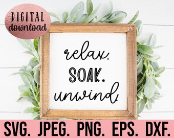 Może przedstawiać: Drewniany szyld w ramie z napisem "relax. SOAK. unwind" czarnym skryptem. Znak otoczony jest zielonymi liśćmi i zawiera tekst "DIGITAL download" oraz opcje typu pliku: SVG, JPEG, PNG, EPS, DXF.