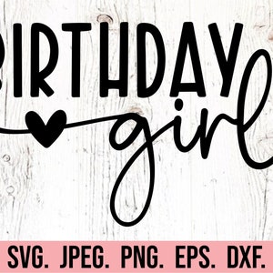 Pode incluir: Texto gr&aacute;fico preto e branco que l&ecirc; "Birthday girl" com um pequeno cora&ccedil;&atilde;o no meio do texto. O texto est&aacute; em um fundo de madeira branca.