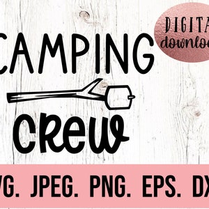 Pode incluir: Design gráfico de download digital em preto e branco com o texto "CAMPING CREW" e uma figura de pau segurando um marshmallow em um pau. O texto "DIGITAL download" está em um círculo na parte superior direita da imagem. O texto "SVG. JPEG. PNG. EPS. DXF." está na parte inferior da imagem.