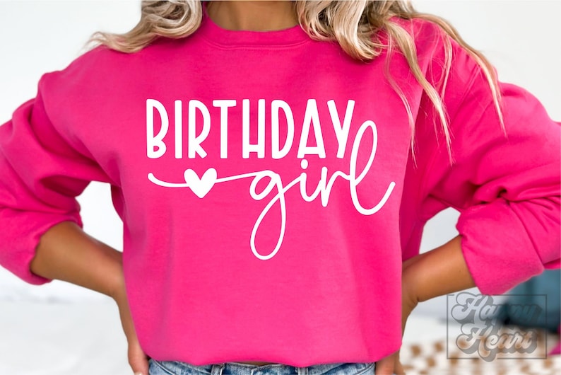 Pode incluir: Uma camisa de moletom rosa com o texto "Birthday girl" em letras brancas com um pequeno cora&ccedil;&atilde;o branco.