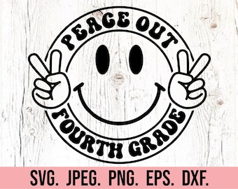 Op de afbeelding: Zwart-wit grafisch ontwerp van een smiley met peace-tekens aan beide kanten. De tekst rond de smiley luidt "Peace Out Fourth Grade".