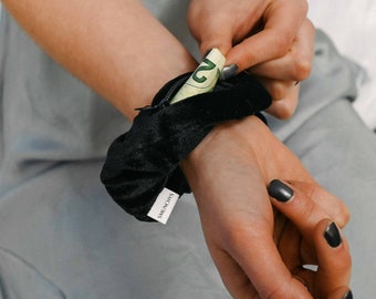 Smunchys Velvet Hair Scrunchies with Hidden Zipper Pocket Storage, Stash Scrunchie for Keys, Cash, Gifts for Her, Stocking Stuffer (Black)