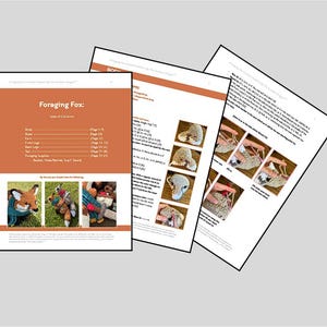 K&ouml;nnte beinhalten: Drei Seiten einer H&auml;kelanleitung werden vor einem grauen Hintergrund angezeigt. Die Hauptseite tr&auml;gt den Titel "Foraging Fox" und enth&auml;lt ein Inhaltsverzeichnis und Bilder des fertigen Projekts. Die anderen Seiten zeigen Schritt-f&uuml;r-Schritt-Anleitungen mit Bildern.