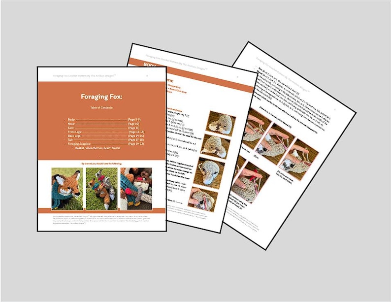 K&ouml;nnte beinhalten: Drei Seiten einer H&auml;kelanleitung werden vor einem grauen Hintergrund angezeigt. Die Hauptseite tr&auml;gt den Titel "Foraging Fox" und enth&auml;lt ein Inhaltsverzeichnis und Bilder des fertigen Projekts. Die anderen Seiten zeigen Schritt-f&uuml;r-Schritt-Anleitungen mit Bildern.