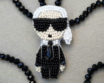 Broche con cuentas Karl Lagerfeld moda, broche bordado, broche hecho a mano, broche de diseñador, broche blanco y negro, broche elegante, modisto