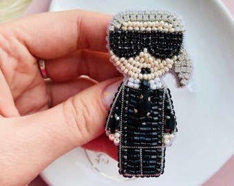 Kralenbroche ontwerper Karl Lagerfeld, stijlvolle broche, misschien beroemdheden