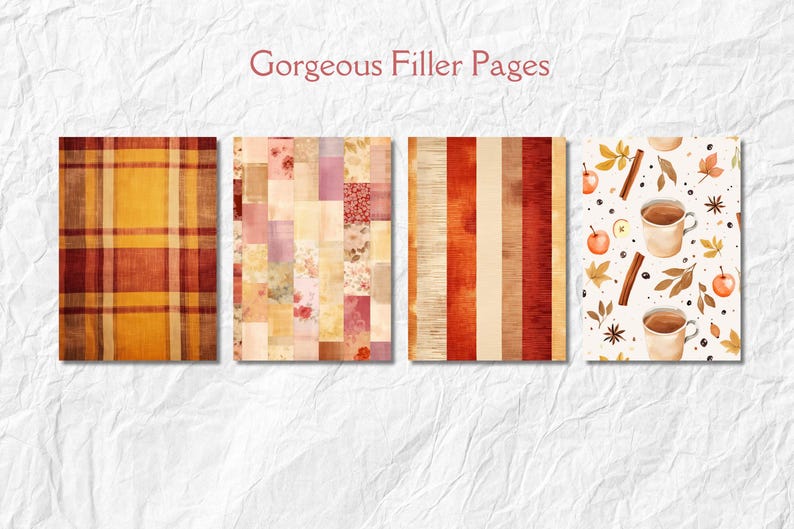 Op de afbeelding: Vier decoratieve vulpagina's met verschillende ontwerpen. E&eacute;n heeft een geel en bruin ruitpatroon. Een andere heeft een patchwork van bloemen- en effen stoffen. De derde heeft verticale strepen in rood en beige. De laatste pagina heeft een herfstthema met mokken, appels en kaneelstokjes. De tekst "Gorgeous Filler Pages" staat bovenaan.