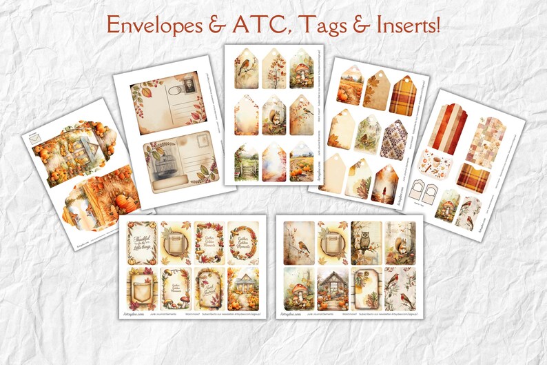 Op de afbeelding: Assortiment van bedrukbare papieren ephemera, waaronder tags, inzetstukken en enveloppen, met een herfstthema. De ontwerpen bevatten aquarel illustraties van vogels, paddenstoelen en herfstbladeren. De tekst "Envelopes & ATC, Tags & Inserts!" staat bovenaan.