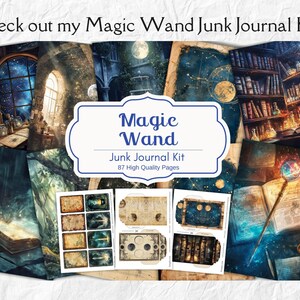 Op de afbeelding: Een collage met fantasiethema's, waaronder een raam met sterrennacht, een bibliotheek en open boeken. Het centrale beeld toont een wit en blauw label met de tekst "Magic Wand Junk Journal Kit" met "87 High Quality Pages".