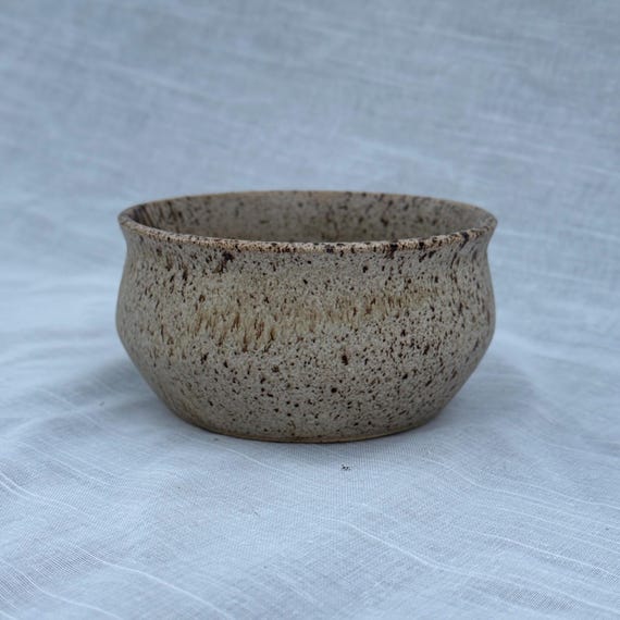 素朴な手作り陶器ボウル 素朴な手作り陶器ボウル 手作りの陶器ボウル - ストーンウェアボウル