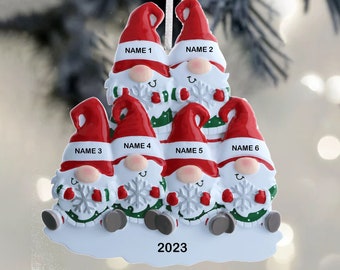 Ornamento natalizio personalizzato a forma di famiglia di gnomi, inciso con 6 nomi