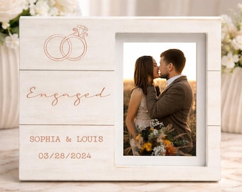 Witgekalkte houten fotolijst, gegraveerd huwelijkscadeau