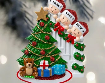 Ornamento natalizio personalizzato per famiglia di tre persone, in resina dipinta a mano