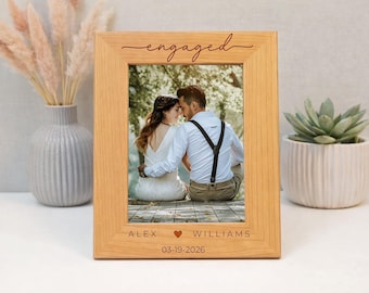 Cornice portafoto per fidanzamento in legno di ontano, 4x6, 5x7, 8x10 / Cornice per foto "Appena fidanzati" / Regalo per coppia di fidanzati / Cornice in legno con stampa fotografica
