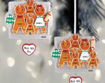 Puede incluir: Adornos navideños de familias de pan de jengibre. Cada adorno presenta una familia de hombrecitos de jengibre con nombres personalizados. Los adornos están enmarcados e incluyen un dije en forma de corazón que dice "Made With Love". El año 2024 está impreso.