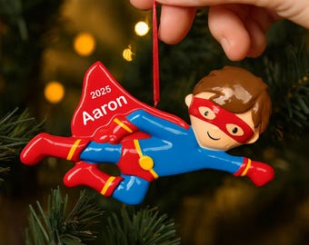 Addobbo natalizio personalizzato a forma di supereroe: addobbo in resina inciso