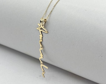 Colar com nome vertical em ouro 14K | Pingente personalizado com escrita cursiva