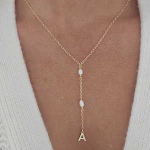 Collar con letras, collar de perlas, delicado collar de oro, regalo para dama de honor, regalo de compromiso, regalo para un evento especial, collar con iniciales.