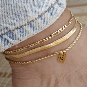 Delicada tobillera para mujer (3) Tobillera con letra personalizada Pulsera de tobillo con inicial bañada en oro de 18 quilates Juego de cadena para tobillo Regalo de verano para ella Resistente al agua