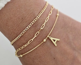 Conjunto de pulseras con inicial personalizadas bañadas en oro de 18 quilates: delicadas cadenas superpuestas