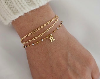 Set di braccialetti con iniziali riempiti in oro 18 carati: ciondolo con perline personalizzato