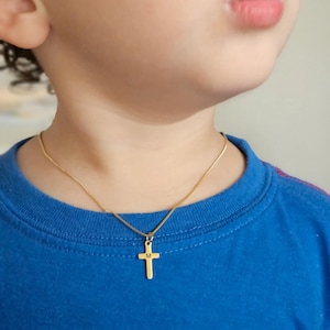Collar de cruz de oro con inicial grabada para niños, delicado collar de cruz de oro para niños, regalo de bautismo para ella, cruz para niña pequeña, cruz unisex