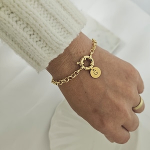 Pulsera apilable con letras iniciales rellenas de oro de 18 quilates Pulsera con capas Pulsera con iniciales Pulsera de regalo Pulsera popular Regalo para ella Hipoalergénico