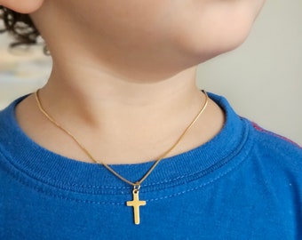 Collar de cruz de oro para niños grabado, collar de cruz delicada para niños, regalo de bautismo para su niña pequeña, cruz unisex