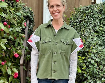 Camisa vintage de manga corta del ejército de EE. UU.: mangas con apliques de parche de colcha Missouri Daisy