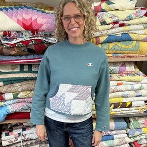 Felpa Champion riutilizzata: tasca trapuntata vintage e toppe sui gomiti