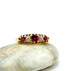 18ct Gold Ruby & Diamond Ring – Antique Boat Ring – Size O UK / US 7 - Vintage - Blood Red Ruby