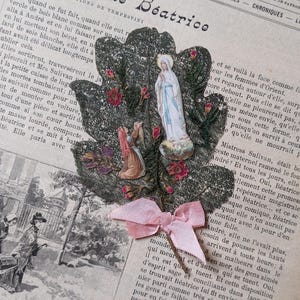 Antico collage devozionale su uno scheletro di foglia / collage religioso vittoriano con la Vergine Maria