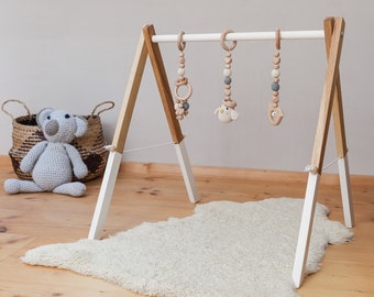 Spielbogen aus Holz mit Anhänger  "Weiß" | Babygym | Spieltrapez aus Holz | Geschenk Geburt