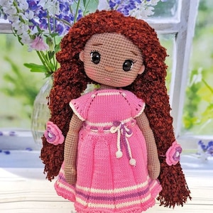 Grande bambola afroamericana, bambola africana, bambola nera all&#39;uncinetto, bambola con capelli naturali, bambola di peluche in pelle scura, bambola nera in abito rosa, bambola