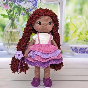 Bambola all&#39;uncinetto nera, bambola nera amigurumi, bambola africana, bambola afro, bambola nera con capelli naturali, bambola nera in abito rosa, ragazza nera, bambola