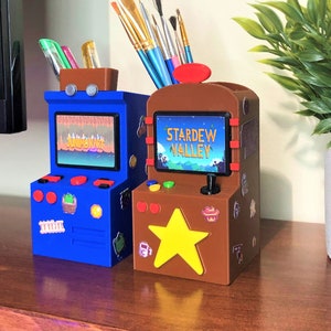 Arcade Stardew Stifthalter | Stardew Valley Gamer Geschenk | Junimo Cart und Prairie King Arcade-Maschine | Individualisierbare Farbe