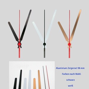 Könnte beinhalten: Satz von drei Uhrzeigern in Schwarz, Weiß und Gold. Die Zeiger sind 96 mm lang und aus Aluminium. Die Zeiger werden vor einem weißen Hintergrund gezeigt.