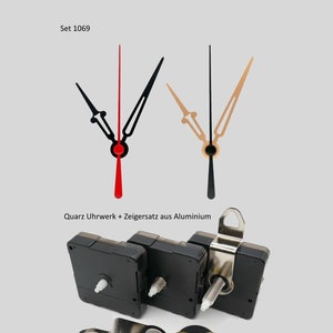 Può includere: Kit di movimento per orologio con lancette nere e dorate, un movimento per orologio nero e una staffa di montaggio argentata. Il kit include un set di lancette nere e dorate, un movimento per orologio nero e una staffa di montaggio argentata. Il movimento dell'orologio è etichettato "Quartz Uhrwerk + Zeigersatz aus Aluminium".