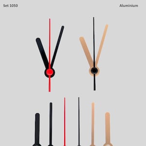 Op de afbeelding: Set klok wijzers in zwart, rood en goud. De set bevat uur, minuut en seconde wijzers. De wijzers zijn gemaakt van aluminium en zijn geschikt voor gebruik met een verscheidenheid aan klokmechanismen.