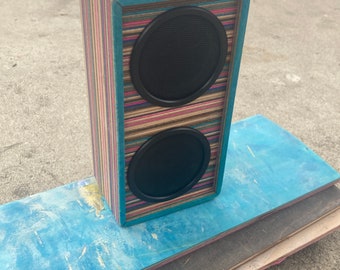 Caja de altavoz de patineta reciclada