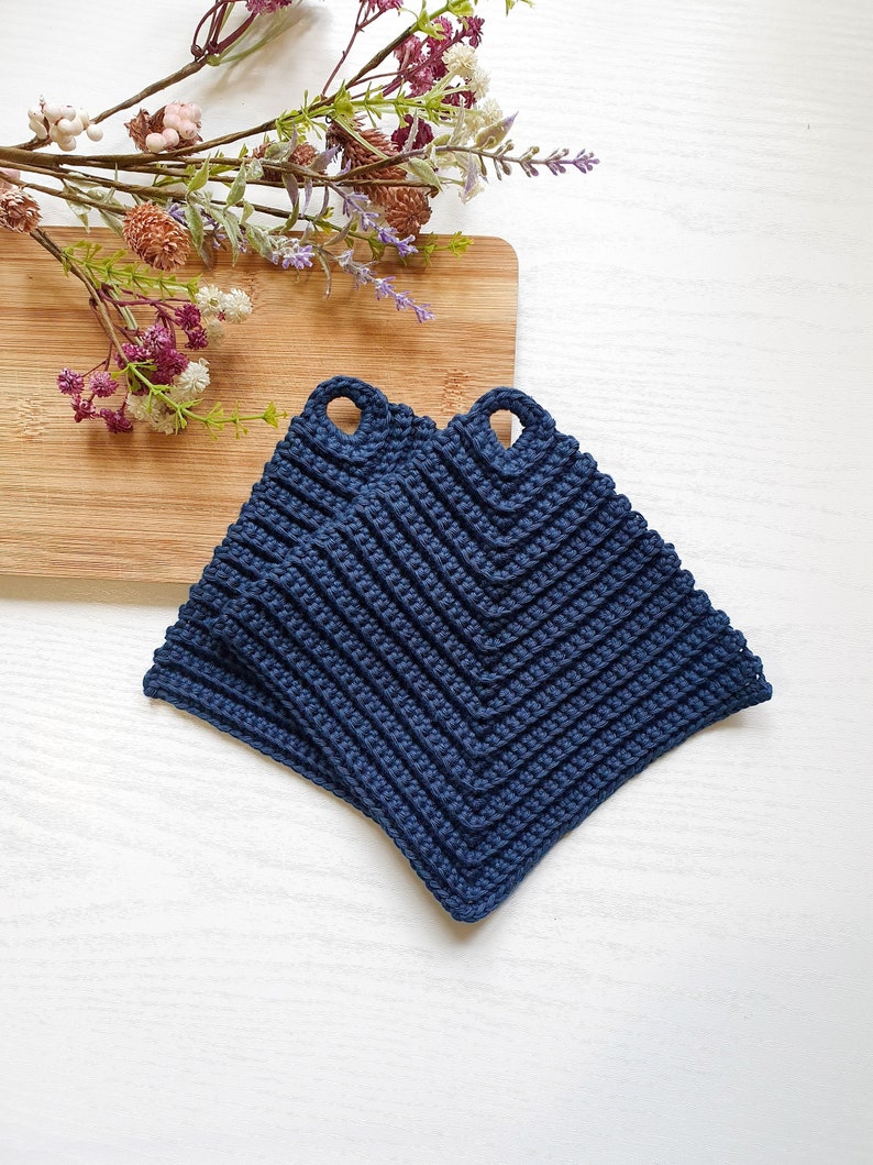 Crocheted pot holders different colors 1 pair Crocheted cotton pot holders useful kitchen utensils small gift idea Dunkelblau