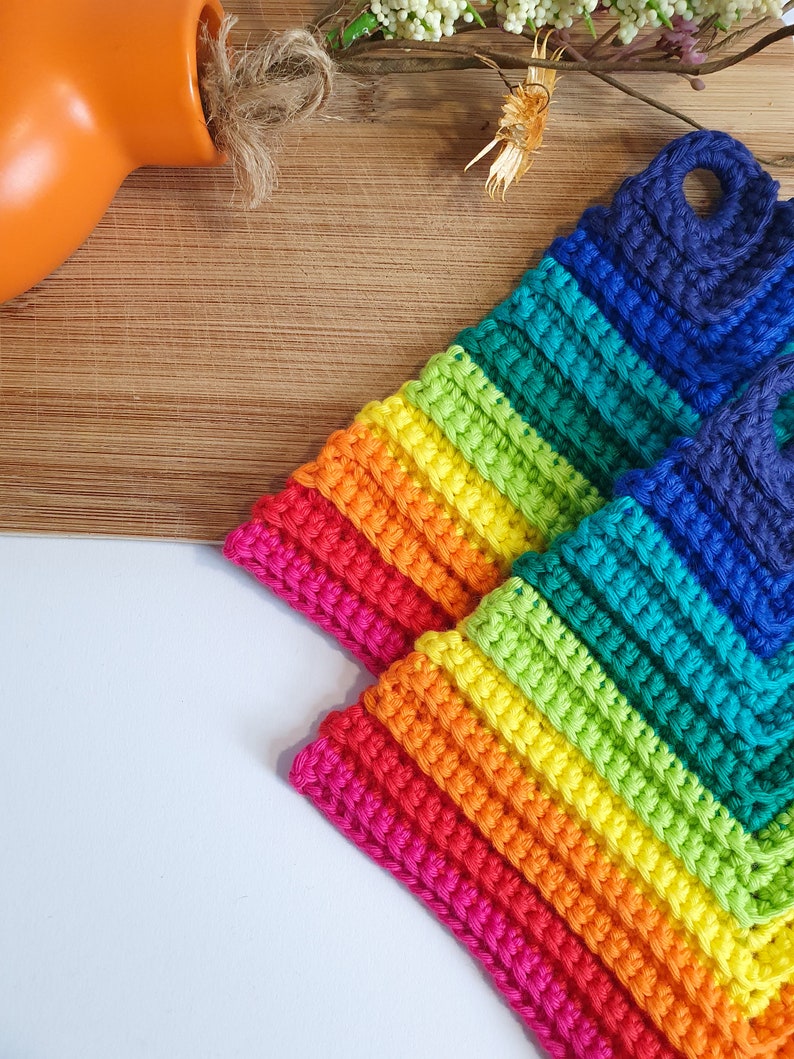 Topflappen gehäkelt Regenbogenfarben 1 Paar gehäkelte Topflappen bunt Baumwolle nützliche Küchenutensilien LGBT Geschenkidee Bild 2