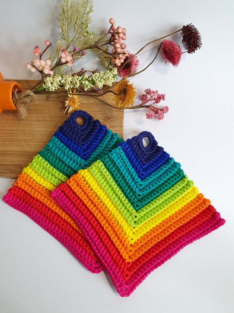Topflappen gehäkelt Regenbogenfarben 1 Paar gehäkelte Topflappen bunt Baumwolle nützliche Küchenutensilien LGBT Geschenkidee Bild 8