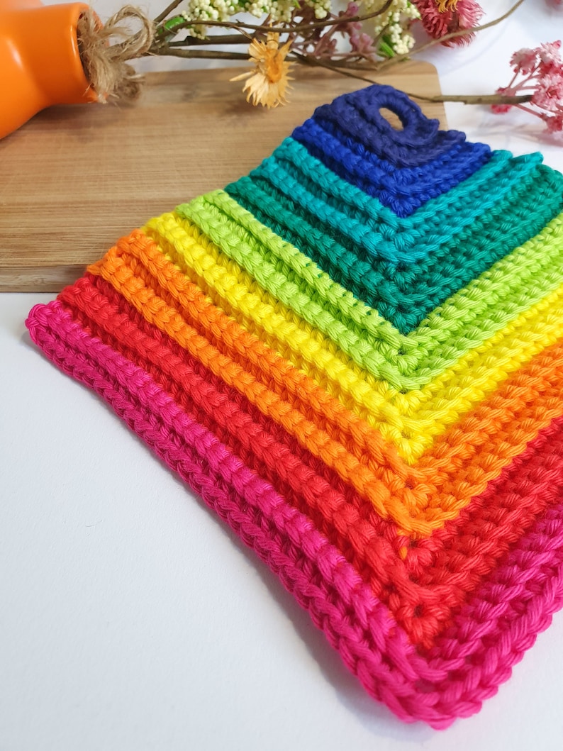 Topflappen gehäkelt Regenbogenfarben 1 Paar gehäkelte Topflappen bunt Baumwolle nützliche Küchenutensilien LGBT Geschenkidee Bild 4