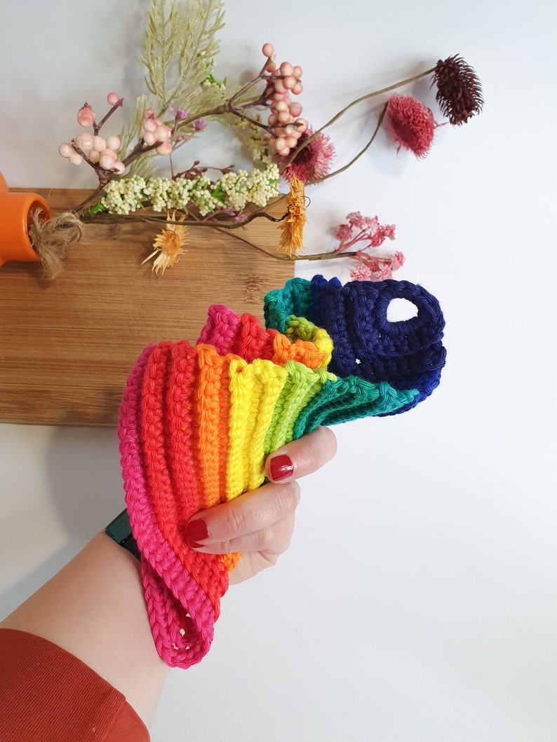 Topflappen gehäkelt Regenbogenfarben 1 Paar gehäkelte Topflappen bunt Baumwolle nützliche Küchenutensilien LGBT Geschenkidee Bild 3