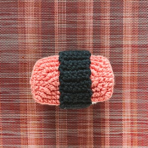 Plüschtier SOPHIE the spam musubi: handgemachtes Amigurumi, gehäkeltes asiatisches Plüschtier